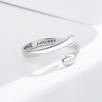 Fabrik-Großhandel S925 Sterling Silber Personalisierter Modischer Umarmende Hände Ring Individuell Gravierter Buchstaben-Zeigefingerring für Damen