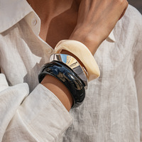 Bracelet large et épais pour femmes, de couleur beige neutre, à texture marbrée douce et tourbillonnante