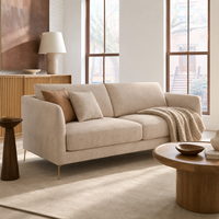 Canapé minimaliste rembourré en tissu texturé crème, 2 places, avec pieds en bois clair, pour usage hôtelier
