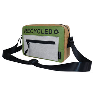 กระเป๋าสะพายข้างแบบมีฝาปิดสีทำจากหนังกระดาษย่นสดใสสวยงามและน้ำหนักเบาเหมาะสำหรับการเดินทางและช้อปปิ้ง - Product Image 6