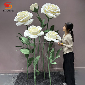 Fleur de rose géante en EVA rouge et blanche faite à la main en gros pour la décoration de mariage et de demande en mariage avec support en métal - Product Image 4