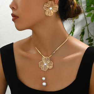 2025 New Exquisite Fashionable High Quality Boho Statement Jewelry Gold Toned Floral <b>Pearl</b> <b>Necklace</b> <b>Earring</b> <b>Set</b> - Product Image 3