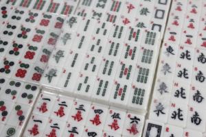 American <b>Mahjong</b> <b>Set</b> 166 Tiles Melamine Eco-Friendly 4 Players Folding Metal Legs Casino Gambling Blue Green Pink Red Beige - Product Image 3