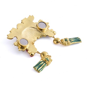 Imán de nevera de metal con borla, estilo único, esmalte suave, color dorado, diseño de tiara y corona, estilo folclórico chino, para decoración de la cabeza. - Product Image 3