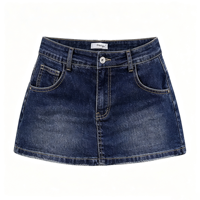 Jupe en jean bleu délavé pour femme, taille basse, style skort, coupe micro-décontractée, idéale pour les fêtes en plein air.
