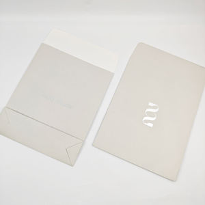 Sacs en papier écologiques biodégradables en matériaux recyclés avec logo argenté, personnalisables pour vêtements et chaussures - Product Image 6