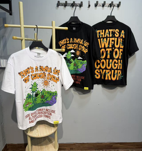 T-shirts Oversize Décontractés et Amples pour Hommes, Style Minimaliste Américain Tendance, avec Impression Scannable, Motif 'THAT'S A AWFUL LOT OF COUPH SYRUP', En Stock - Product Image 3