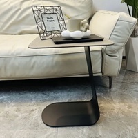 Table d'angle moderne multifonctionnelle en forme de C, structure métallique, plateau blanc surpiqué, design cantilever, mobilier de salon, appartement, hôtel