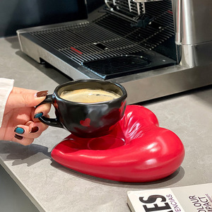 Venta al por mayor de fábrica: Tazas y platos en forma de corazón, tazas de café de cerámica, tazas de leche de alta calidad, tazas para café y latte art para el hogar. - Product Image 2