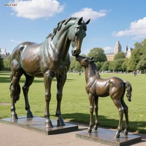 Sculpture en bronze moderne de cheval d'animal de moulage de jardin de station de vacances extérieure personnalisée statue grandeur nature de jument et de <span class=keywords><strong>poulain</strong></span> en bronze pour la décoration publique - Product Image 4
