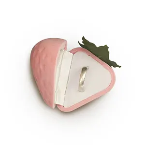 กล่องของขวัญ Flocking สีชมพูน่ารักสตรอเบอร์รี่แหวนกำมะหยี่กรณีผลไม้ออกแบบเครื่องประดับบรรจุภัณฑ์สำหรับสาว