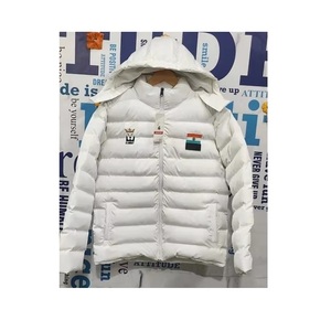 Veste matelassée pour homme, best-seller, avec tissu résistant à l'eau, idéale pour les activités de plein air par temps neigeux ou pluvieux, disponible à la vente - Product Image 4