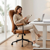 Chaise de bureau moderne du milieu du siècle en cuir marron, dossier mi-haut, support lombaire réglable, bras pivotants à roulettes, pour bureau à domicile