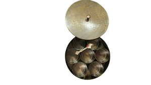 Boîte à masala en laiton avec 6 compartiments et cuillère |   Conteneur de rangement pour épices indiennes traditionnelles pour la cuisine et la salle à manger - Product Image 3