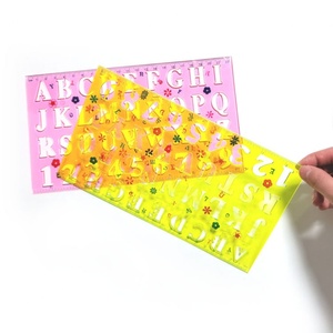 Juego de Reglas de Plástico Ecológicas de 2 Piezas, Transparentes y Coloridas, con Plantilla de Letras del Alfabeto para Trazar, para Niños - Product Image 1