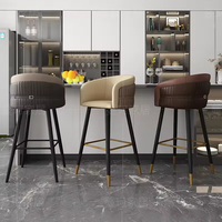 Tabouret de bar de luxe à hauteur de comptoir avec siège en similicuir et pieds en métal noir pour bar commercial et restaurant