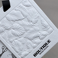 Étiquettes suspendues personnalisées de luxe léger et minimaliste, écologiques, en papier spécial, étiquettes gaufrées 3D, étiquettes de marque haut de gamme pour vêtements et chaussures, blanches