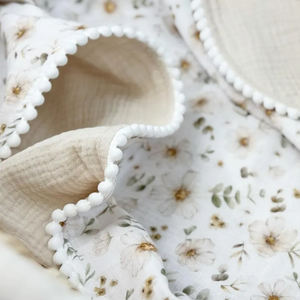 Manta Envolvente Personalizada de Muselina de Algodón para Bebé, Manta para Cuna o Cochecito con Pompones, Manta Suave de Gasa para Bordar el Nombre - Product Image 1