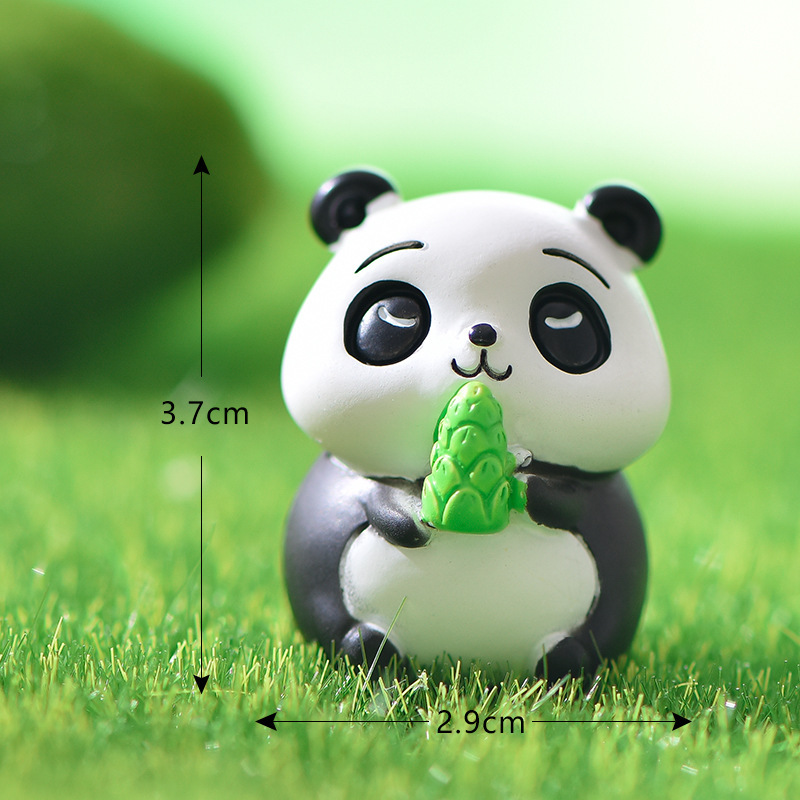Le panda mange du bambou le 5