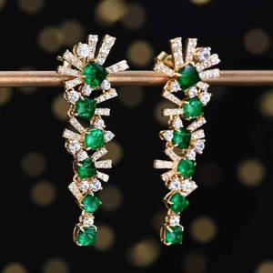 SGARIT Joyería Fina, Pendientes de Esmeralda Verde Muzo Natural de 3.32ct, Oro de 18K con Detalles de 104 Zafiros Blancos - Product Image 2