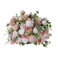 Composition Florale Longue Rangée en Boules de Roses Roses, Fond d'Arche de Mariage, Décoration de Table Élégante