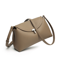 Tas Selempang Kulit Sapi Pebbled Taupe dengan Kunci Putar, Tali Konvertibel, Pouchette Minimalis untuk Wanita, Label Pribadi