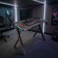 Bureau de jeu moderne en forme de Z avec éclairage LED RVB, table pour joueurs incluant un porte-gobelet et un support pour casque