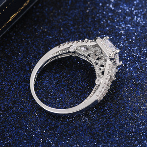 Anello di Proposta Classico per Donne, Elegante Gioiello Scintillante da Indossare sul Dito - Product Image 4