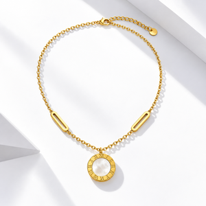 สร้อยคอจี้ทรงโรมัน สแตนเลสสตีล ชุบทอง 14K แบบสุญญากาศ ประดับมุกขาวตรงกลาง - Product Image 1