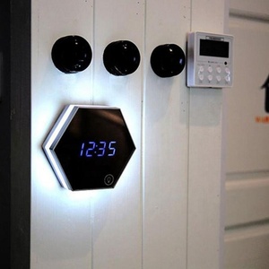 นาฬิกาปลุกดิจิตอลอิเล็กทรอนิคส์กระจกหกเหลี่ยม<span class=keywords><strong>4</strong></span>ใน1พร้อมเทอร์โมมิเตอร์ไฟ LED ฟังก์ชั่นเวลากลางคืนนาฬิกาสำหรับเดินทาง - Product Image 2