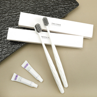 Ensemble d'articles de toilette jetables personnalisés pour hôtel, en boîte en carton blanc, avec brosse à dents, peigne et bonnet de douche pour chambre d'hôtes