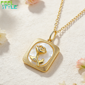 Collana Stile Artistico per Mamma con Ciondolo a Rosa <span class=keywords><strong>Vintage</strong></span>, Collana con Ciondolo a Rosa per Mamma in Ottone Placcato Oro 18K, Gioiello con Cornice Quadrata - Product Image 4