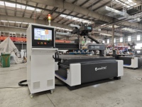 Machine de fraisage CNC à changement d'outil automatique haute performance CA-2040 avec entraînement à crémaillère hélicoïdale pour le travail sur PVC et la gravure de panneaux bicolores