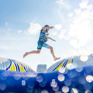 Dôme de trampoline aquatique gonflable, équipement de jeux d'extérieur en PVC, design bleu et blanc pour utilisation en aquaparc - Product Image 5