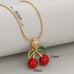 Collar con colgante de cereza roja y hoja verde esmaltada, de acero inoxidable impermeable, con cadena de serpiente y diseño de mini fruta, para mujer - Product Image 2