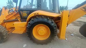 JCB 3CX que se puede adaptar a una variedad de accesorios multifuncionales que satisfacen diferentes necesidades de construcción - Product Image 2