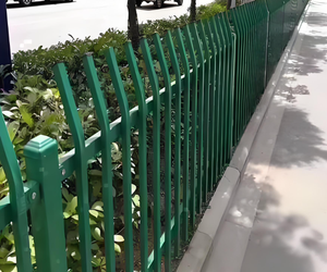 Valla de Acero Tipo Palisada Galvanizada en Caliente + Púas Curvadas con Recubrimiento en Polvo Anti-Corte y Anti-Escalada para Infraestructuras Críticas - Product Image 2