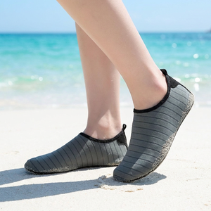 Chaussures aquatiques unisexes personnalisées à séchage rapide pour yoga et sports nautiques, chaussettes tricotées d'hiver, logo personnalisé, motif animal, design simple à enfiler - Product Image 1