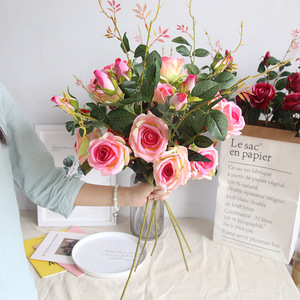 Bouquet de roses artificielles Liang Sheng en velours rouge, fleurs en soie décoratives pour la décoration intérieure - Product Image 4