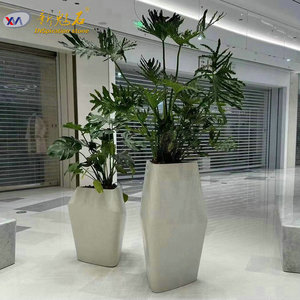 Nuevos Maceteros de Hormigón con Aspecto de Piedra, Blancos, Inorgánicos, de Terrazo Artístico, para Centros Comerciales y Hoteles - Product Image 2