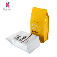 Vente en gros de pochette d'emballage en papier kraft pour café en aluminium à fond plat écologique imprimé sur mesure avec valve sachets de café 500g 1kg
