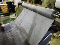 Tissu non-tissé de couleur grise PP Spunbond non-tissé sensation de rigidité 70GSM gris motif DOT 160cm de largeur rouleau de tissu approvisionnement OEM
