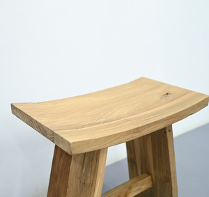 Banc en teck ancien de style japonais avec assise courbée et texture naturellement patinée, tabouret récupéré pour hôtel et jardin - Product Image 3