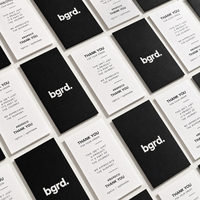 Carte de visite de luxe minimaliste, noir et blanc contrasté, double face, design créatif, papier artistique pour le branding professionnel des PDG
