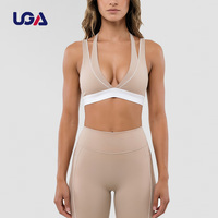 Set Yoga Wanita: Bra Olahraga Halter Berlapis Dua Warna Kontras dengan Legging Bergaris dan Detail Binding Kontras