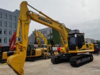 Excavatrice Komatsu d'occasion 90% neuve, 22 tonnes, provenance Japon, modèle PC220-8, à vendre
