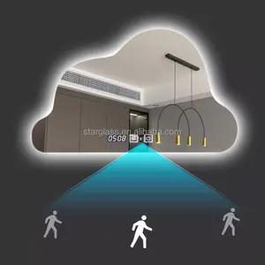 مرآة حمام ذكية مضادة للماء كبيرة غير منتظمة الشكل مزودة بإضاءة LED قابلة تثبيت على الحائط مرآة ذكية مزودة بمصباح إضاءة عاكس للضباب مع شاشة تعمل باللمس