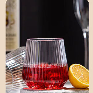 Copa de Vino Tinto de Plástico con Diseño de Rayas Verticales, Hecha en Vietnam - Product Image 4