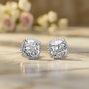 Orecchini in Oro Bianco con Diamanti Taglio Cushion Colore D Naturali Certificati GIA Gioielli Classici da Sposa per Donna - Product Image 2