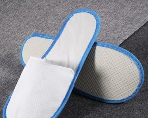 Chaussons jetables antidérapants à bout fermé pour hôtel, voyage, invités et maison, blancs - Product Image 4